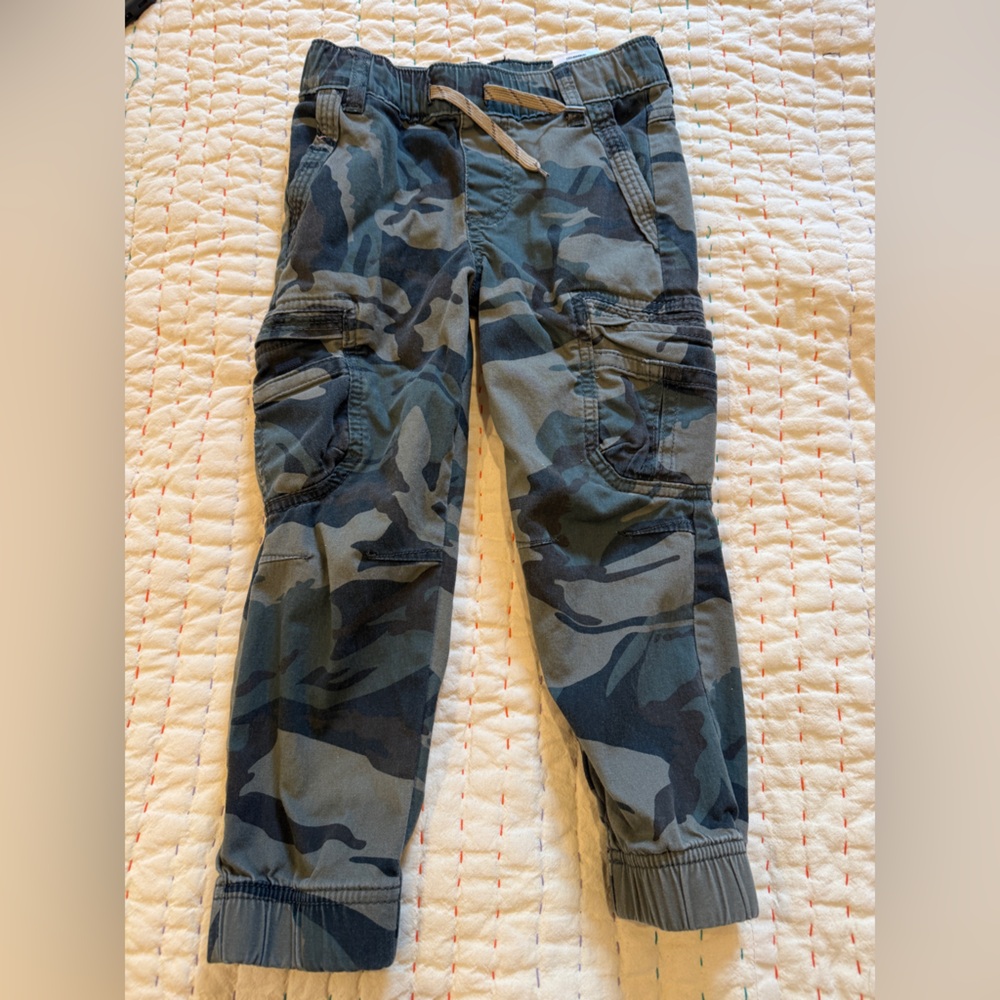 Wrangler size 5 Kids Camouflage Cargo Pants in good used condition